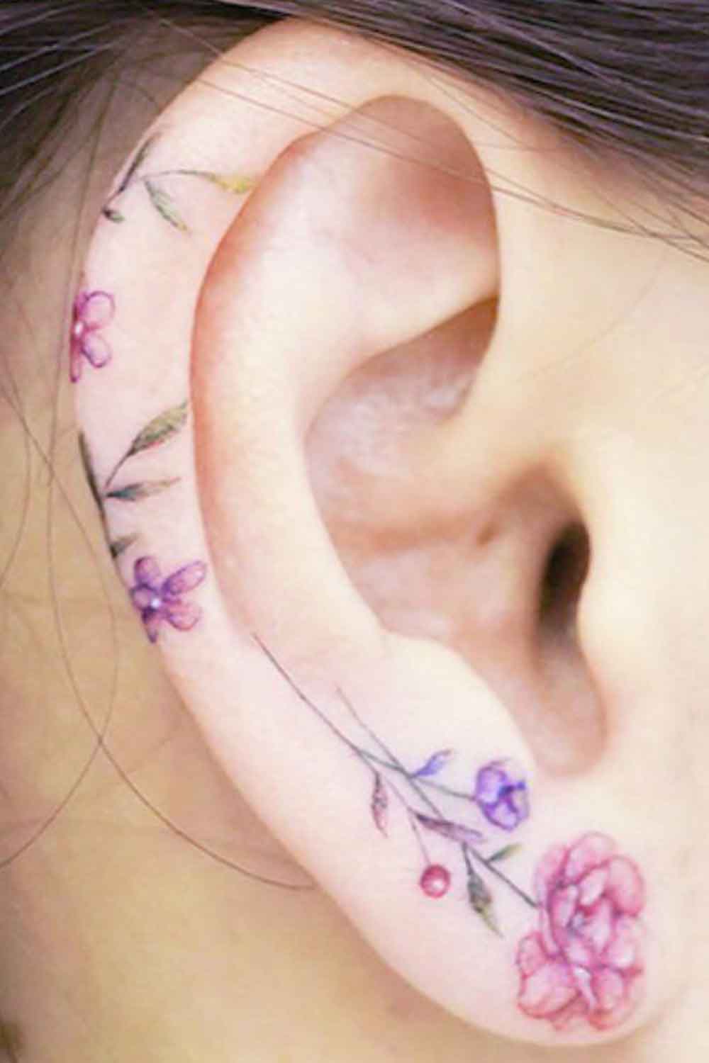 tatuaje femenino en oreja 09
