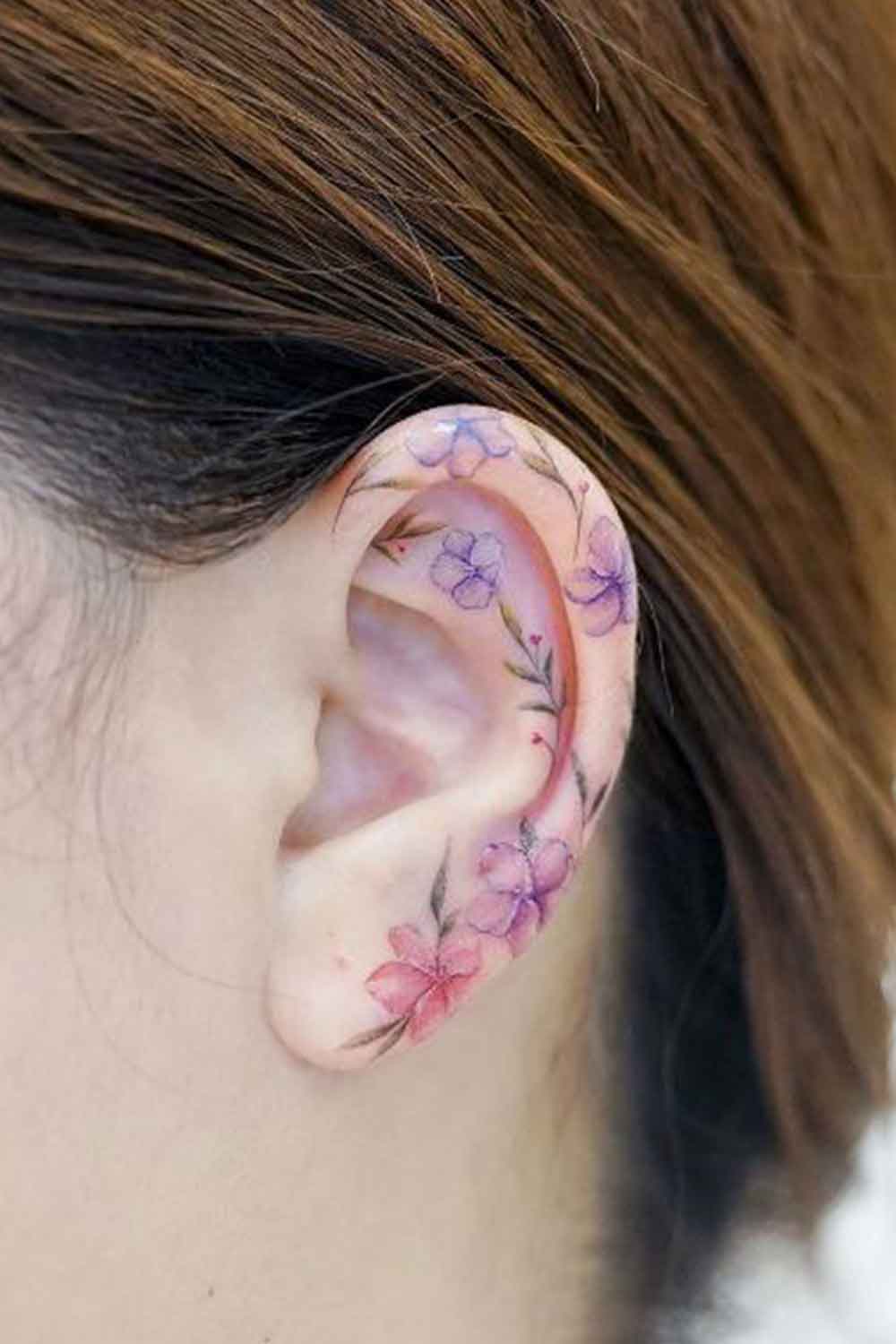 tatuaje femenino en oreja 10