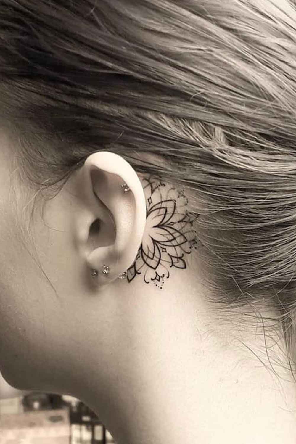 tatuaje femenino en oreja 11
