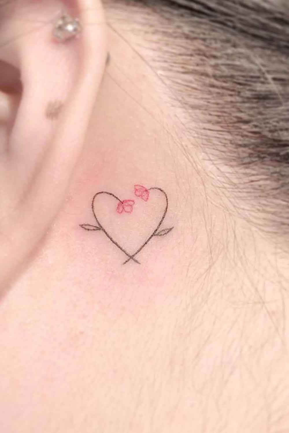 tatuaje femenino en oreja 12