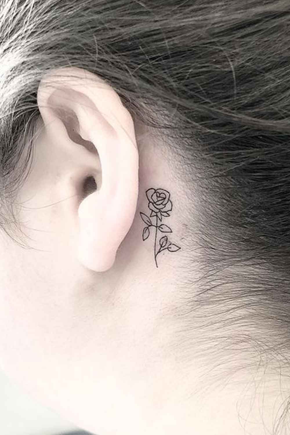 tatuaje femenino en oreja 13