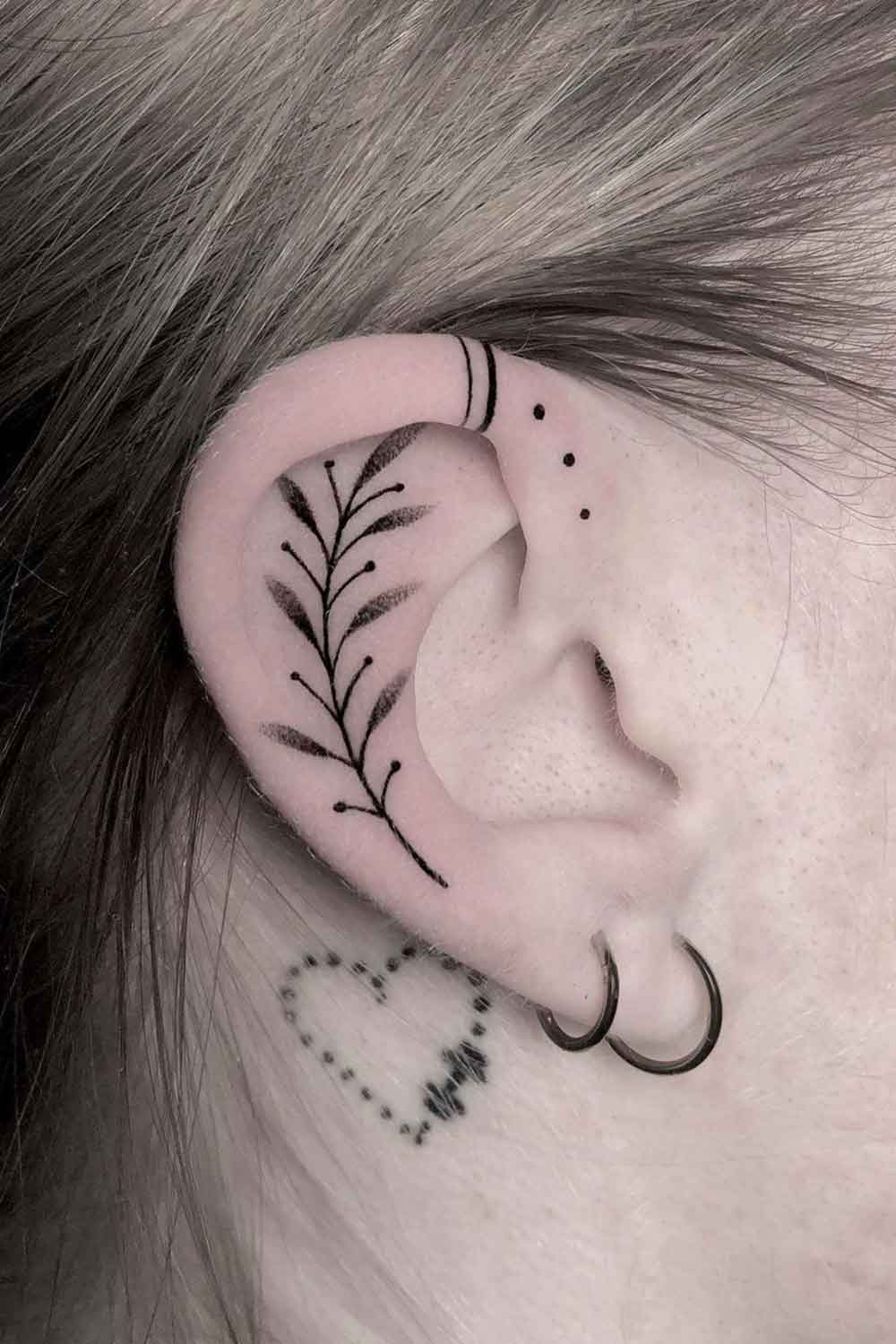 tatuaje femenino en oreja 14