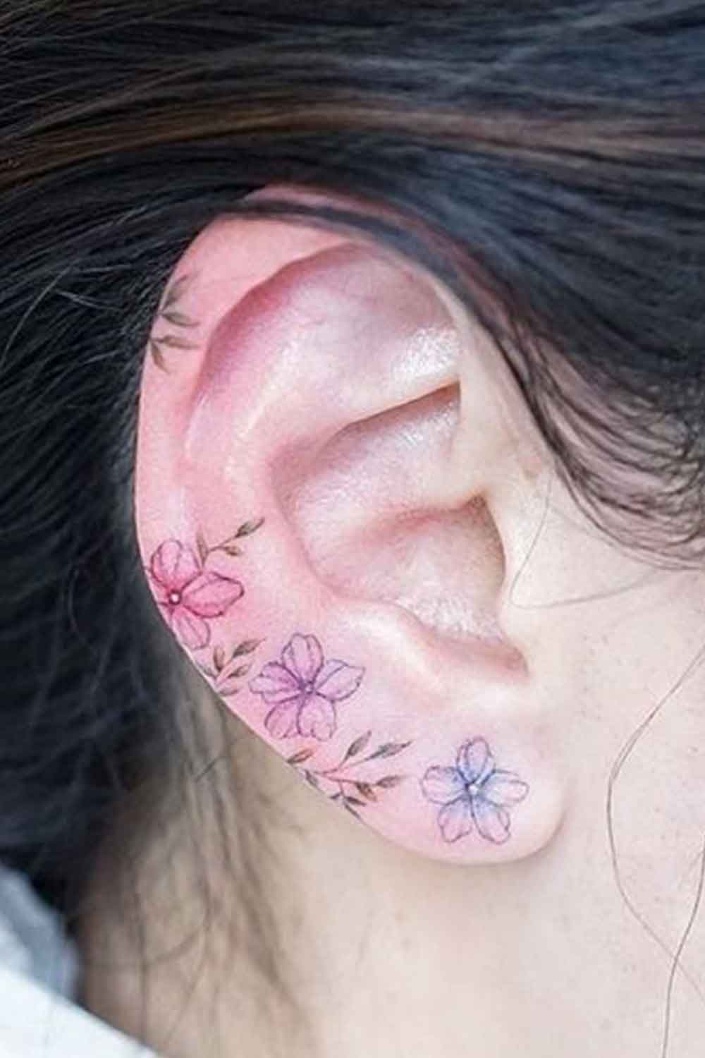 tatuaje femenino en oreja 15