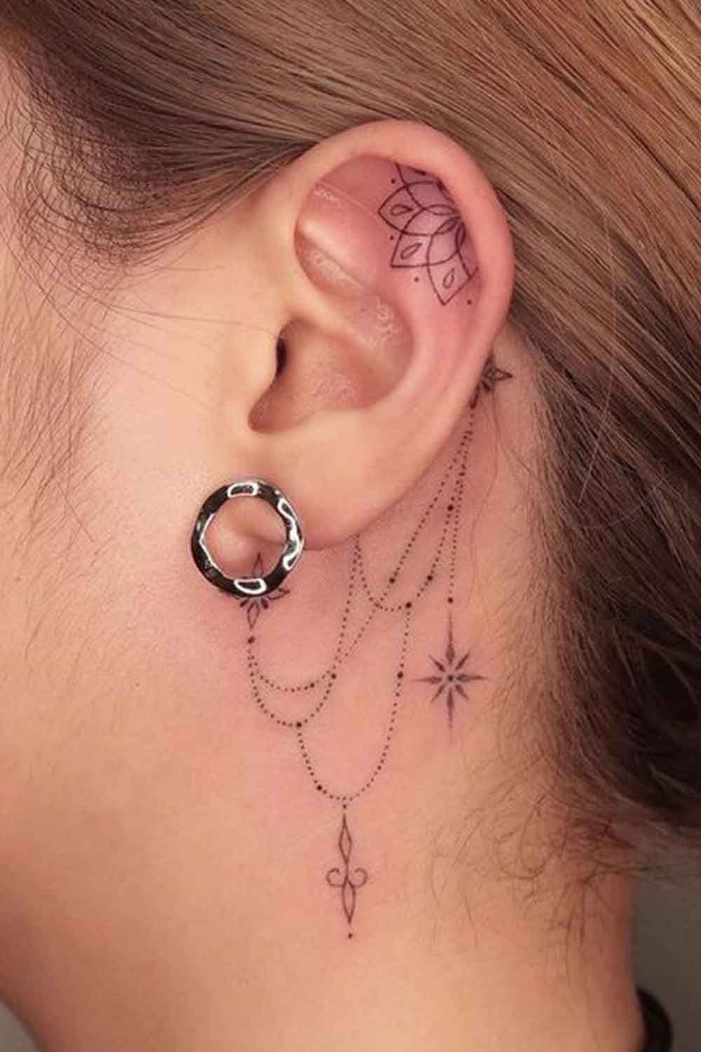 tatuaje femenino en oreja 16