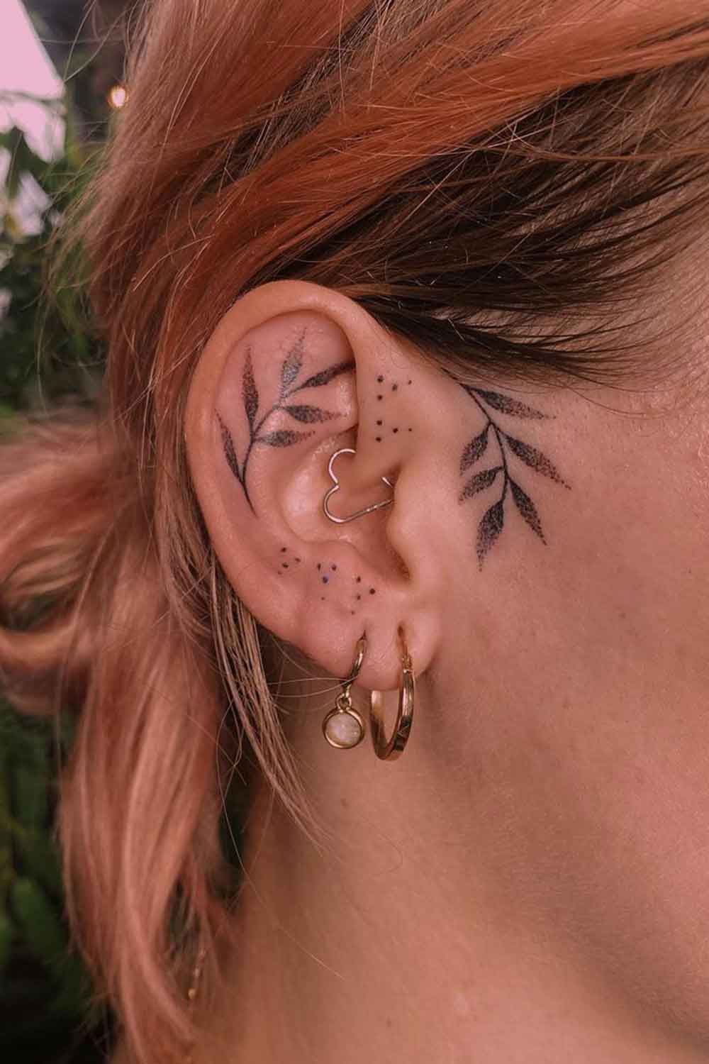tatuaje femenino en oreja 17