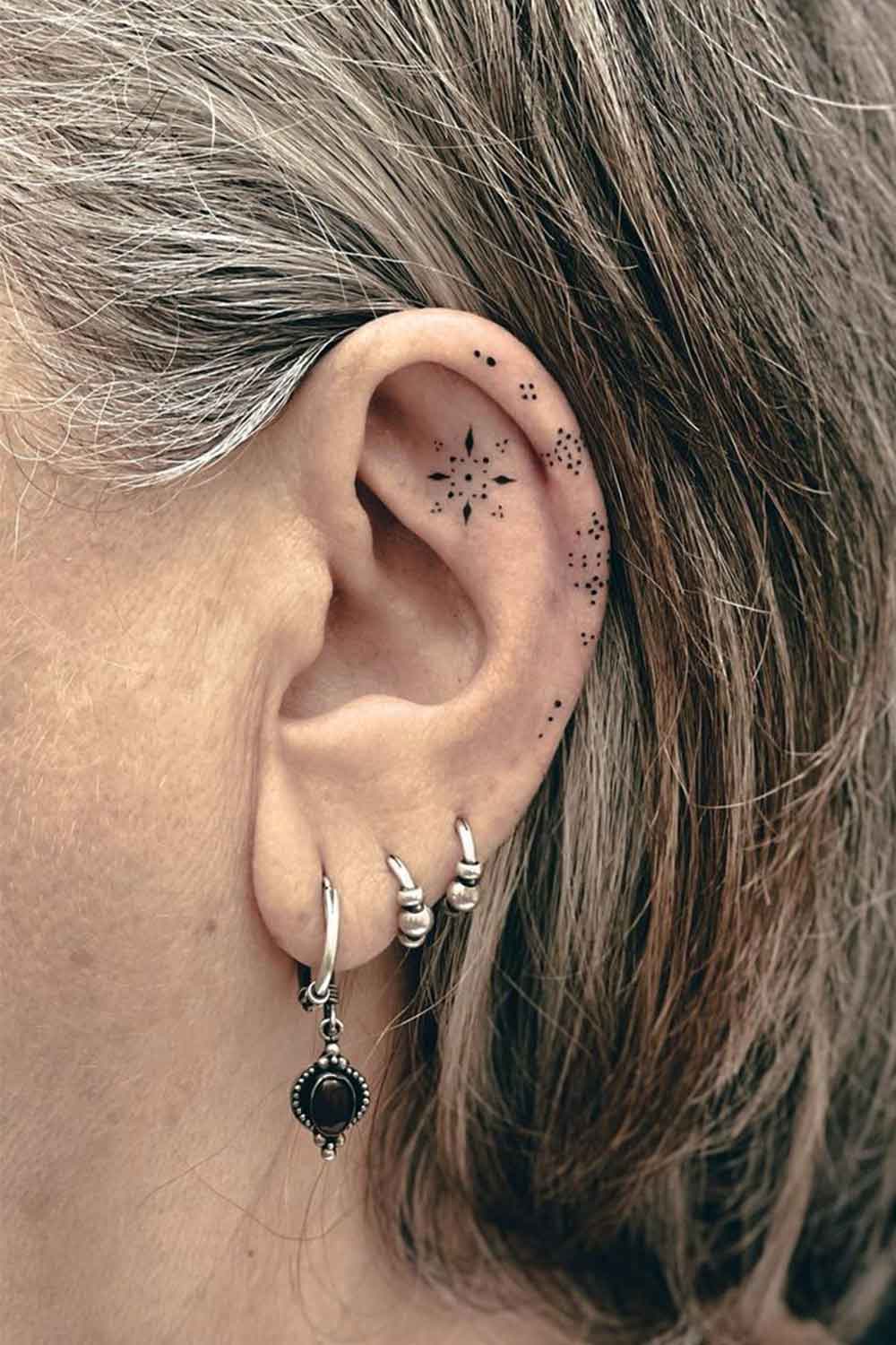 tatuaje femenino en oreja 18