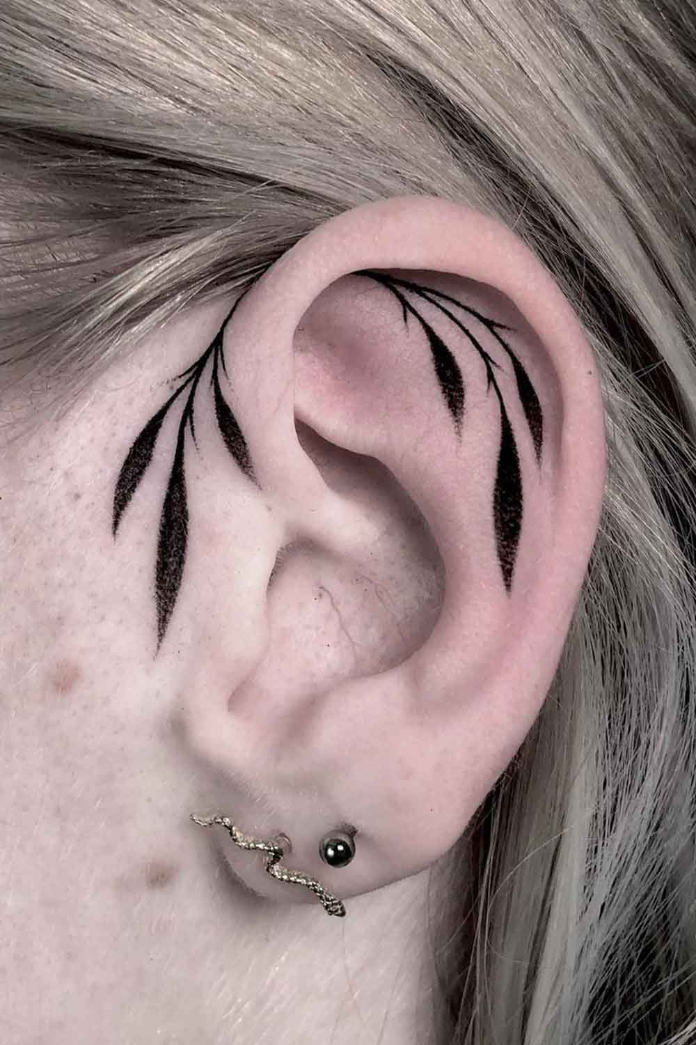 tatuaje femenino en oreja 20