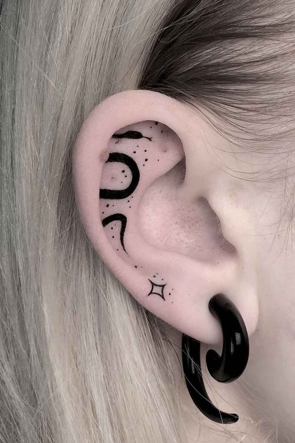 tatuaje femenino en oreja 21