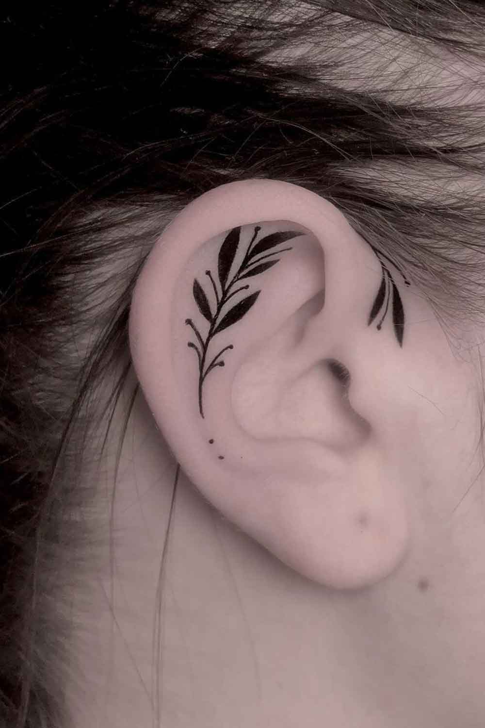 tatuaje femenino en oreja 22