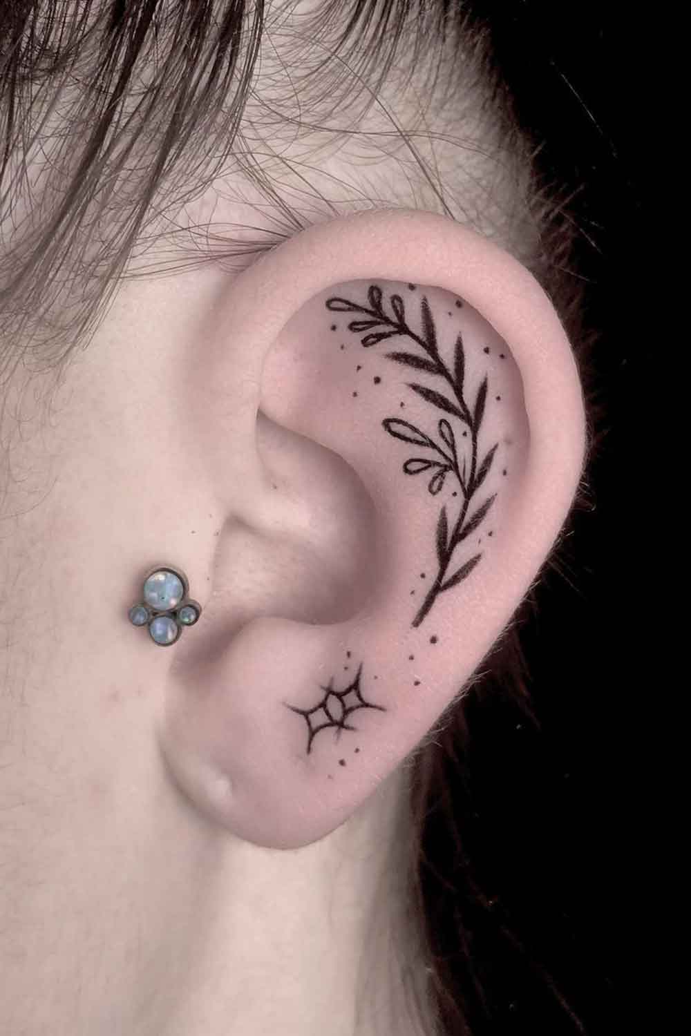tatuaje femenino en oreja 23