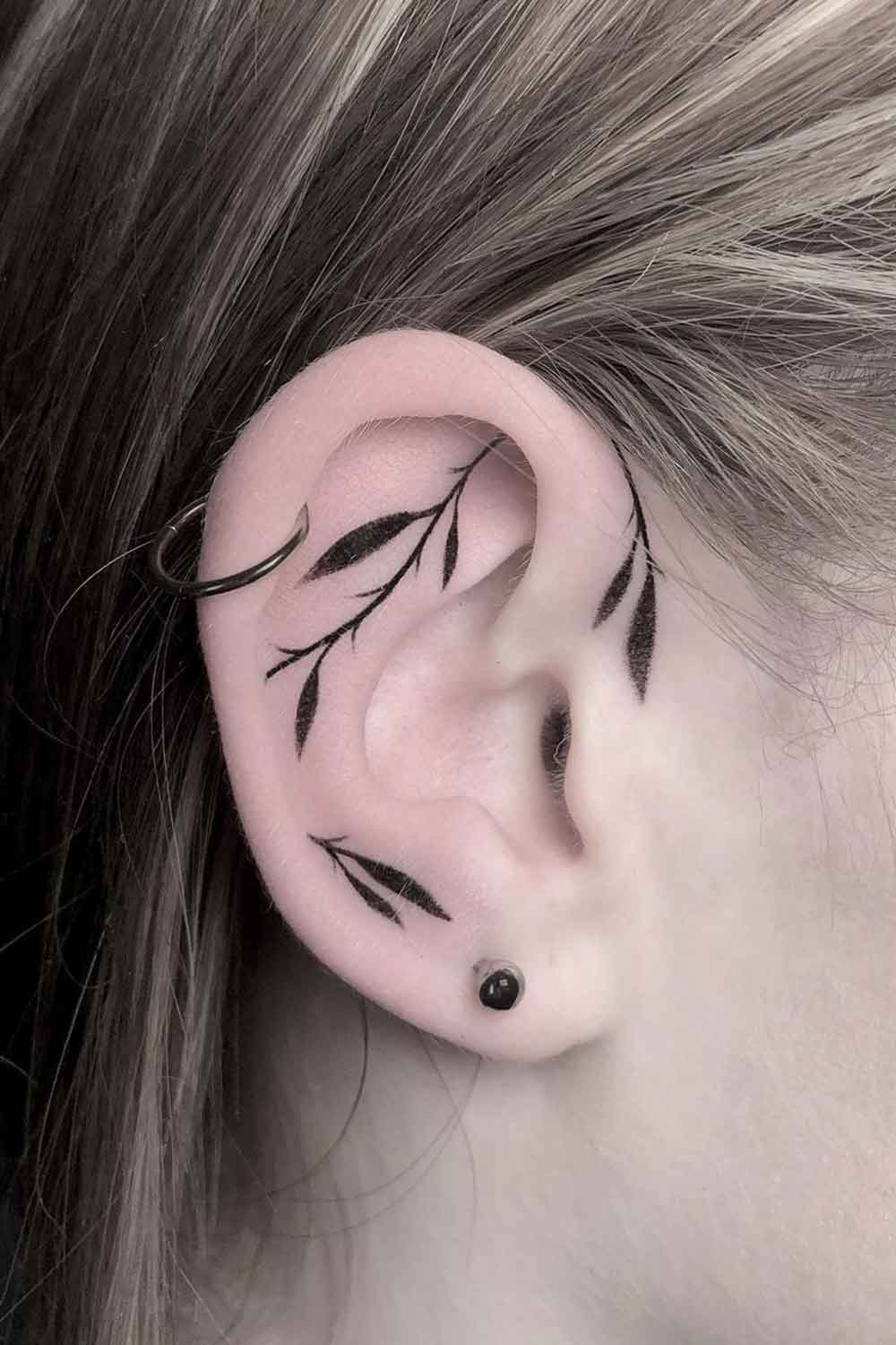 tatuaje femenino en oreja 24