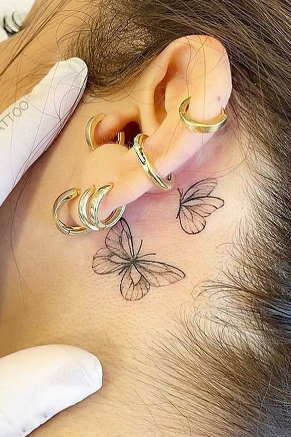 tatuaje femenino en oreja 25