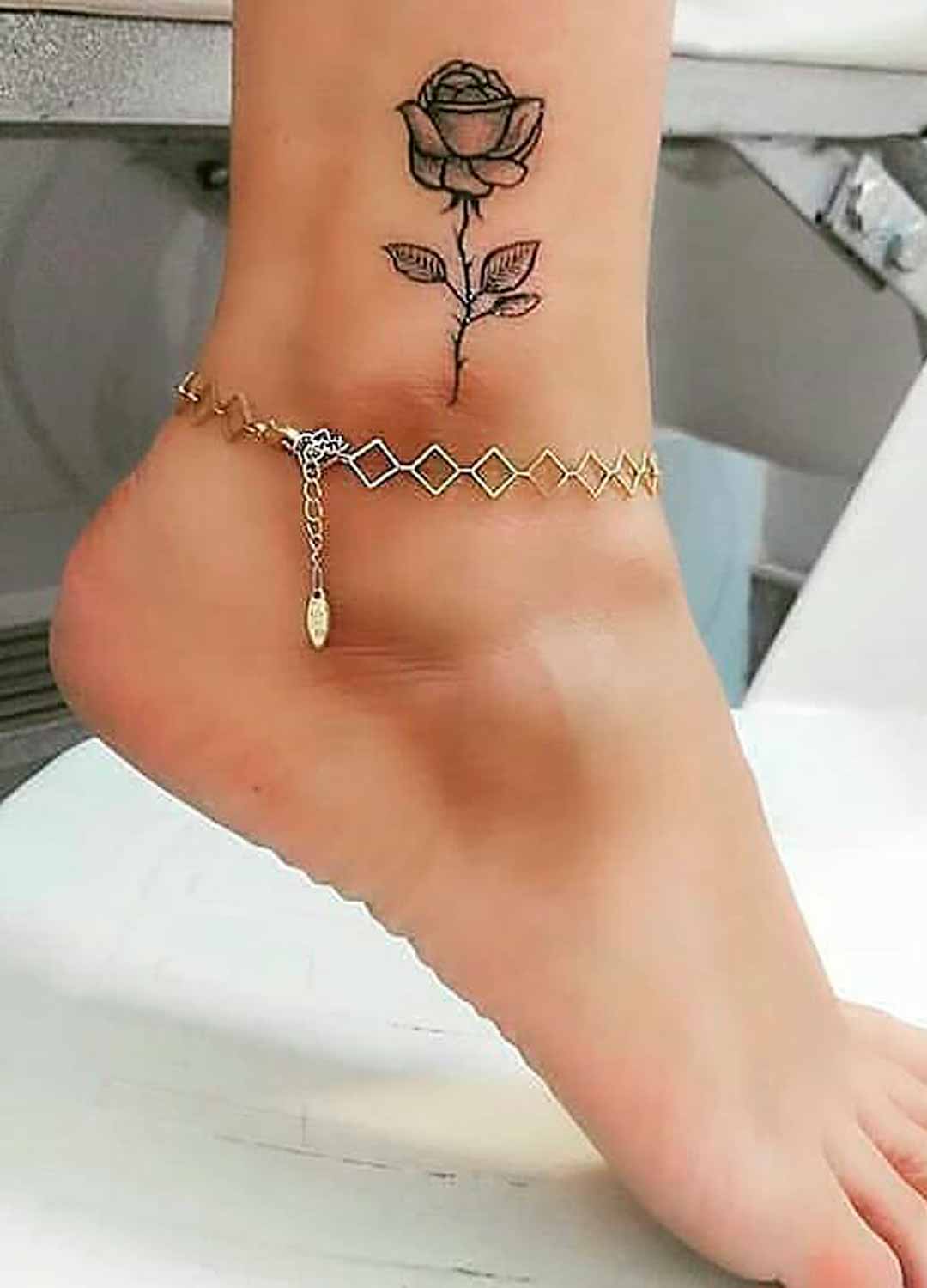 tatuaje femenino tobillo 105