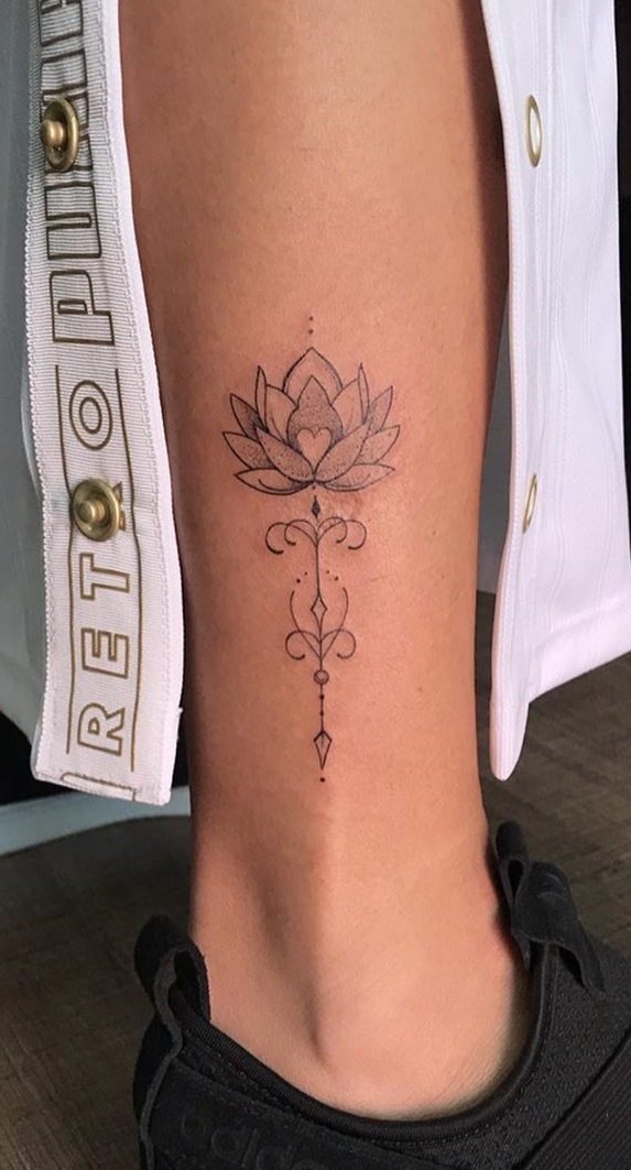 tatuaje femenino tobillo 12