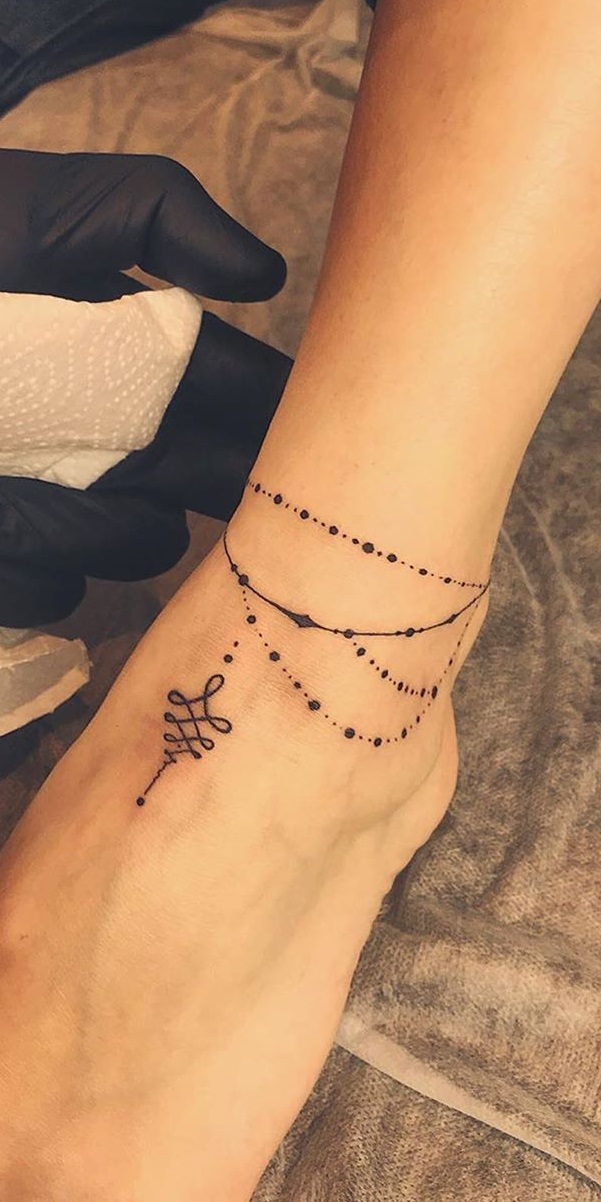 tatuaje femenino tobillo 15