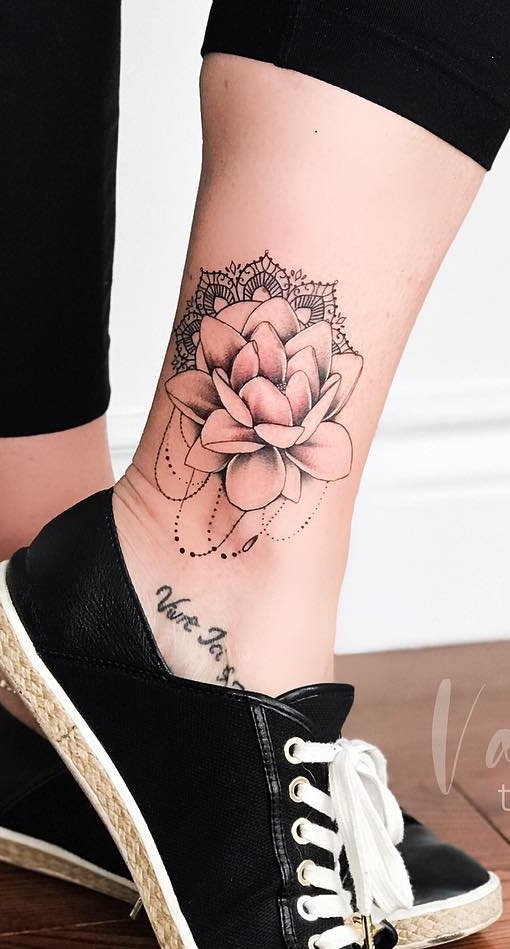 tatuaje femenino tobillo 33