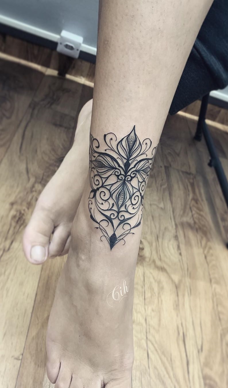 tatuaje femenino tobillo 37