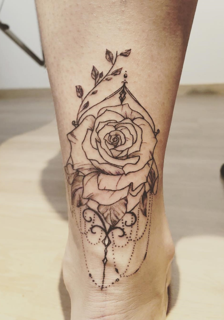 tatuaje femenino tobillo 76