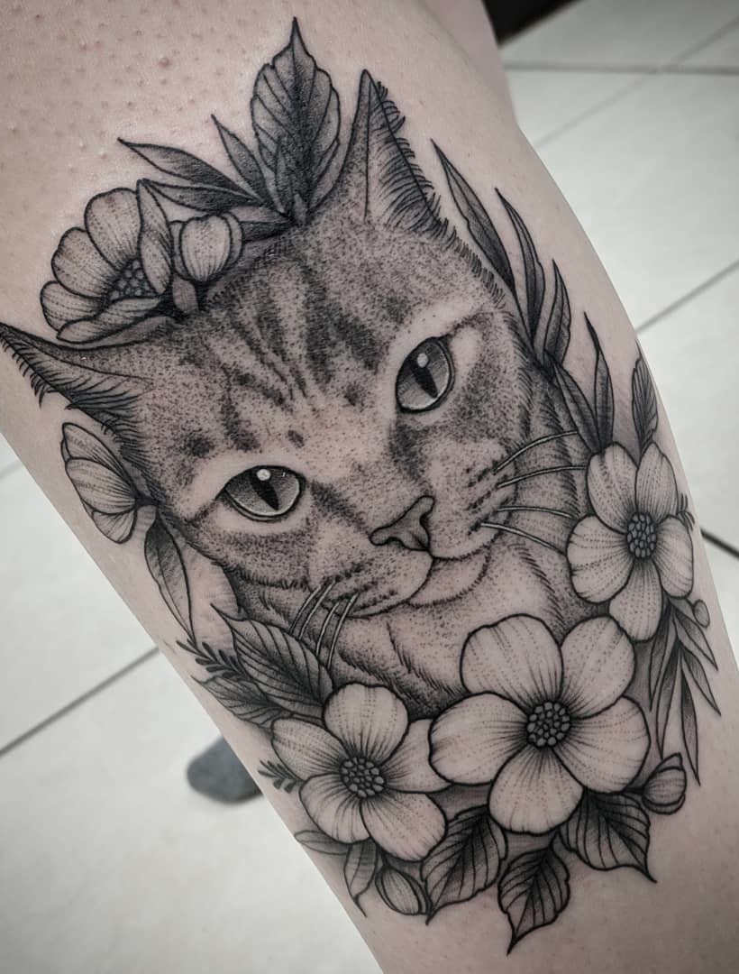 tatuaje gato en mujer 09