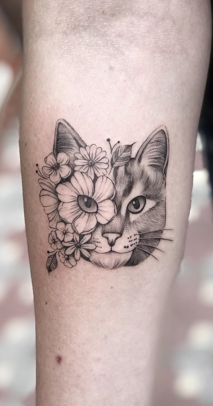 tatuaje gato en mujer 102