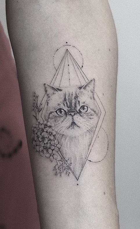 tatuaje gato en mujer 114