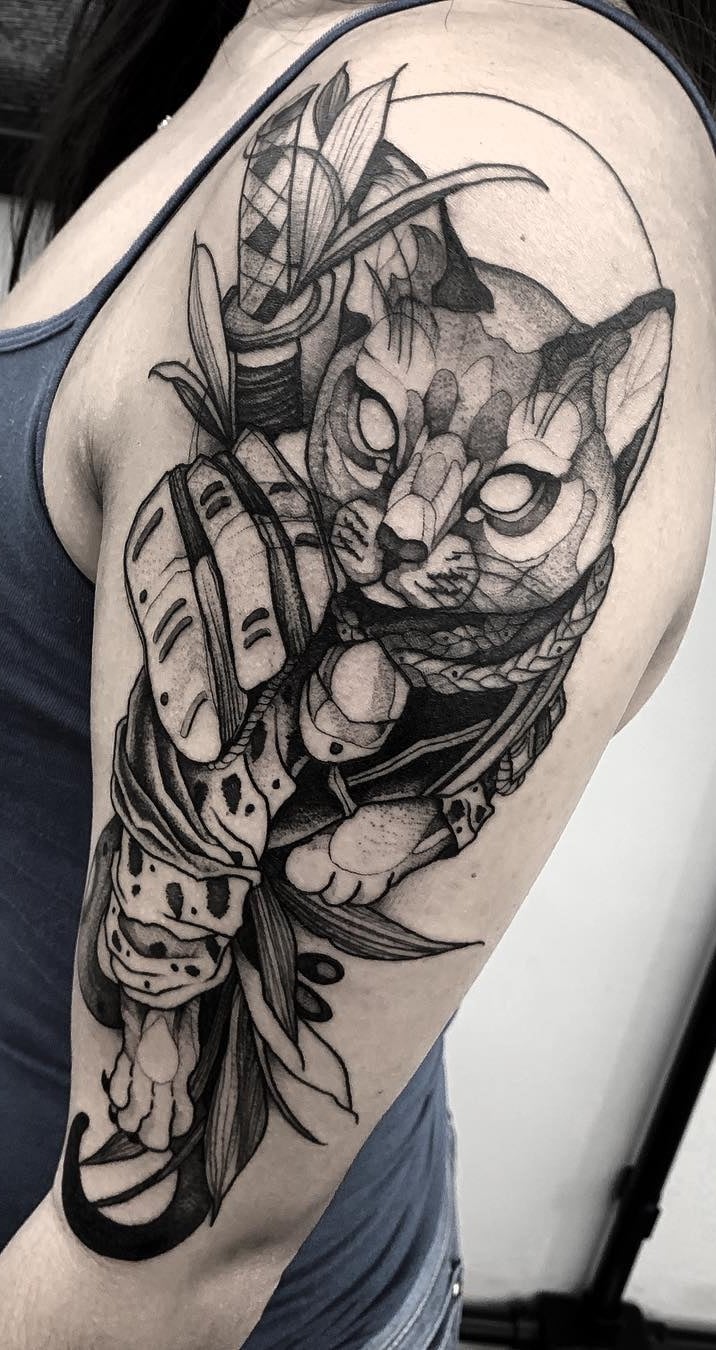 tatuaje gato en mujer 37