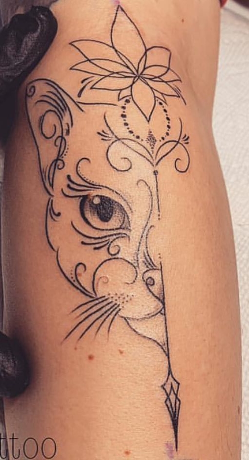 tatuaje gato en mujer 39