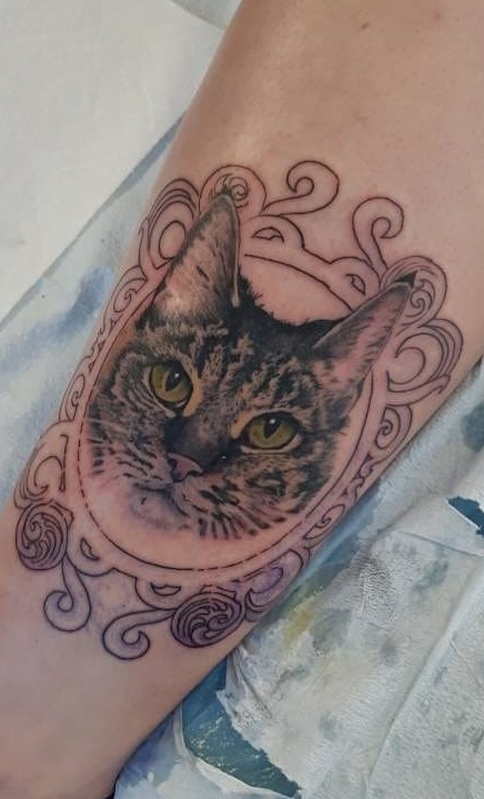 tatuaje gato en mujer 47