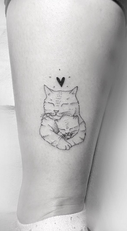 tatuaje gato en mujer 49