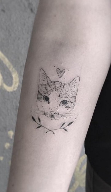 tatuaje gato en mujer 56