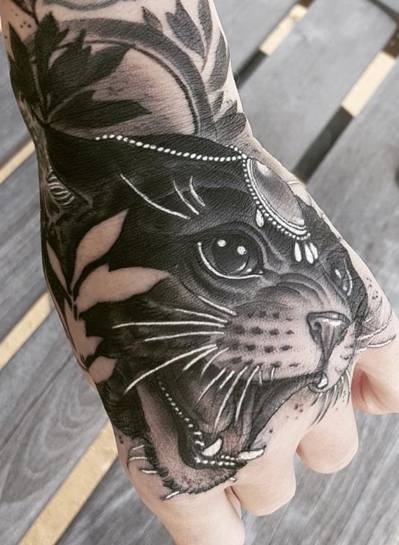 tatuaje gato en mujer 61