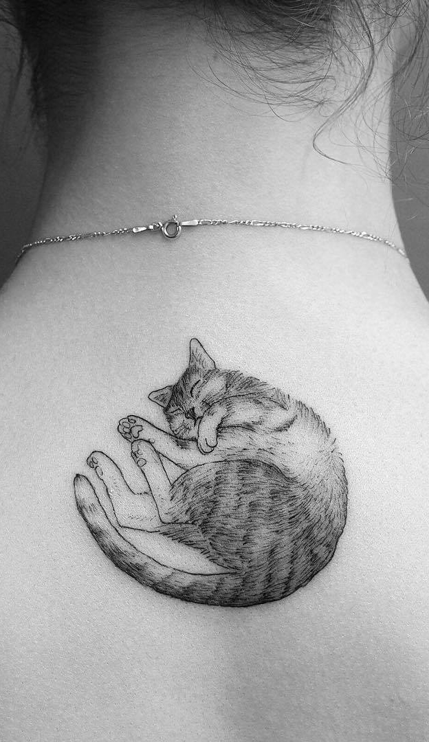 tatuaje gato en mujer 74