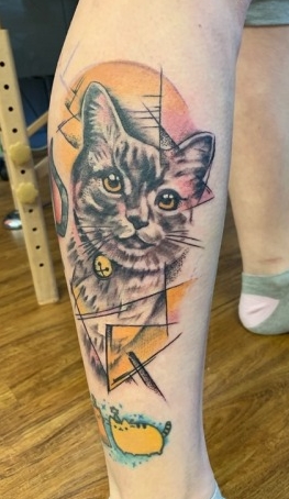 tatuaje gato en mujer 83
