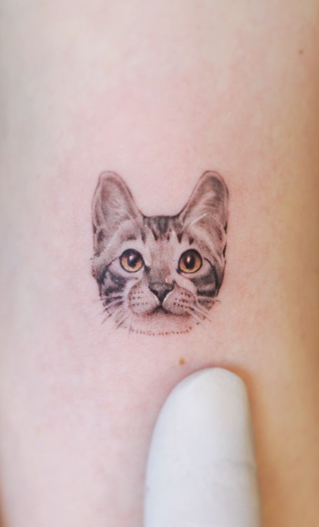 tatuaje gato en mujer 92