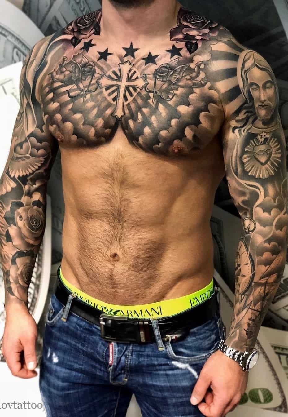 tatuaje masculino en el pecho 07