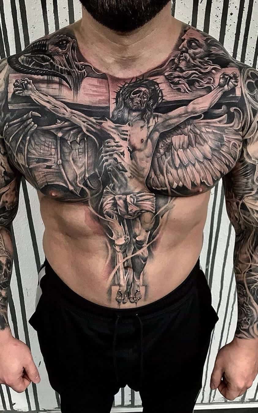 tatuaje masculino en el pecho 09