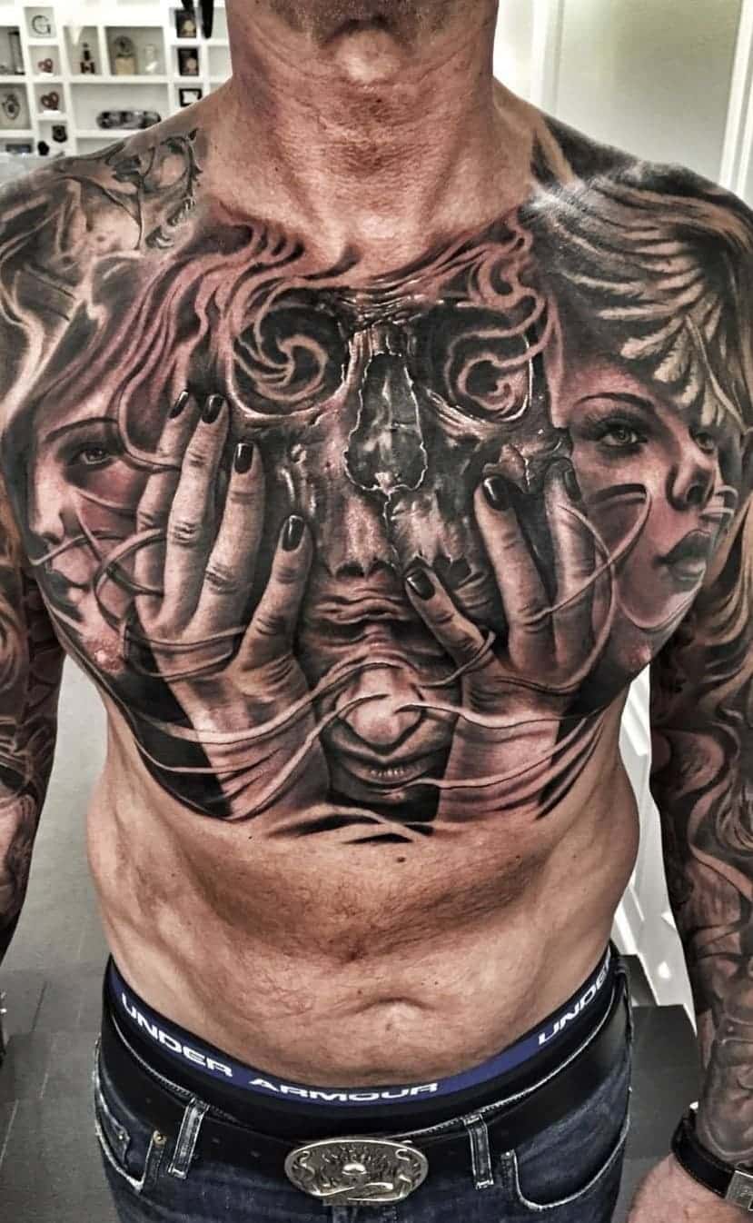 tatuaje masculino en el pecho 11
