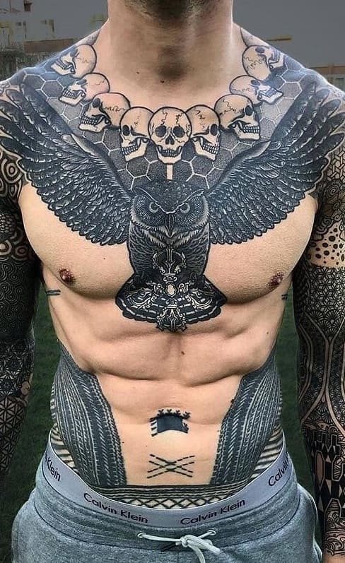 tatuaje masculino en el pecho 12