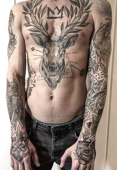 tatuaje masculino en el pecho 17