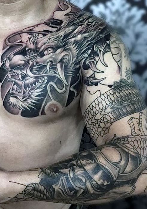 tatuaje masculino en el pecho 20