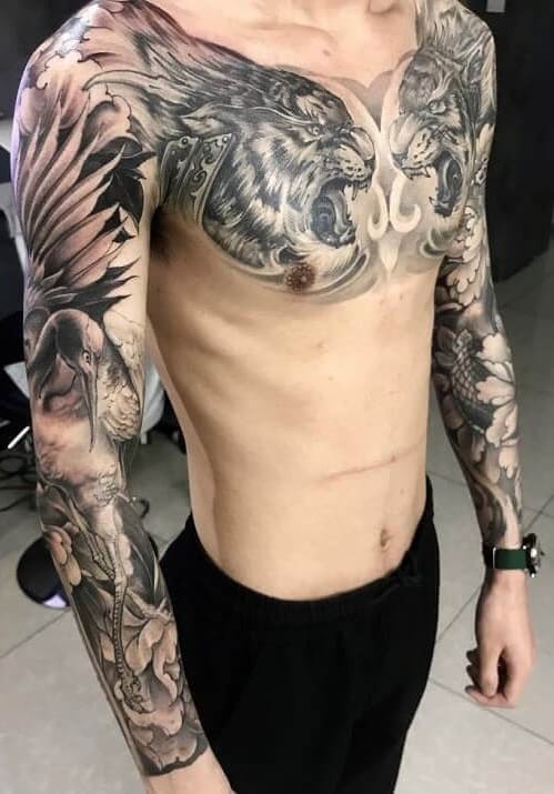 tatuaje masculino en el pecho 21