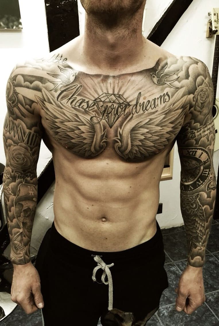 tatuaje masculino en el pecho 24