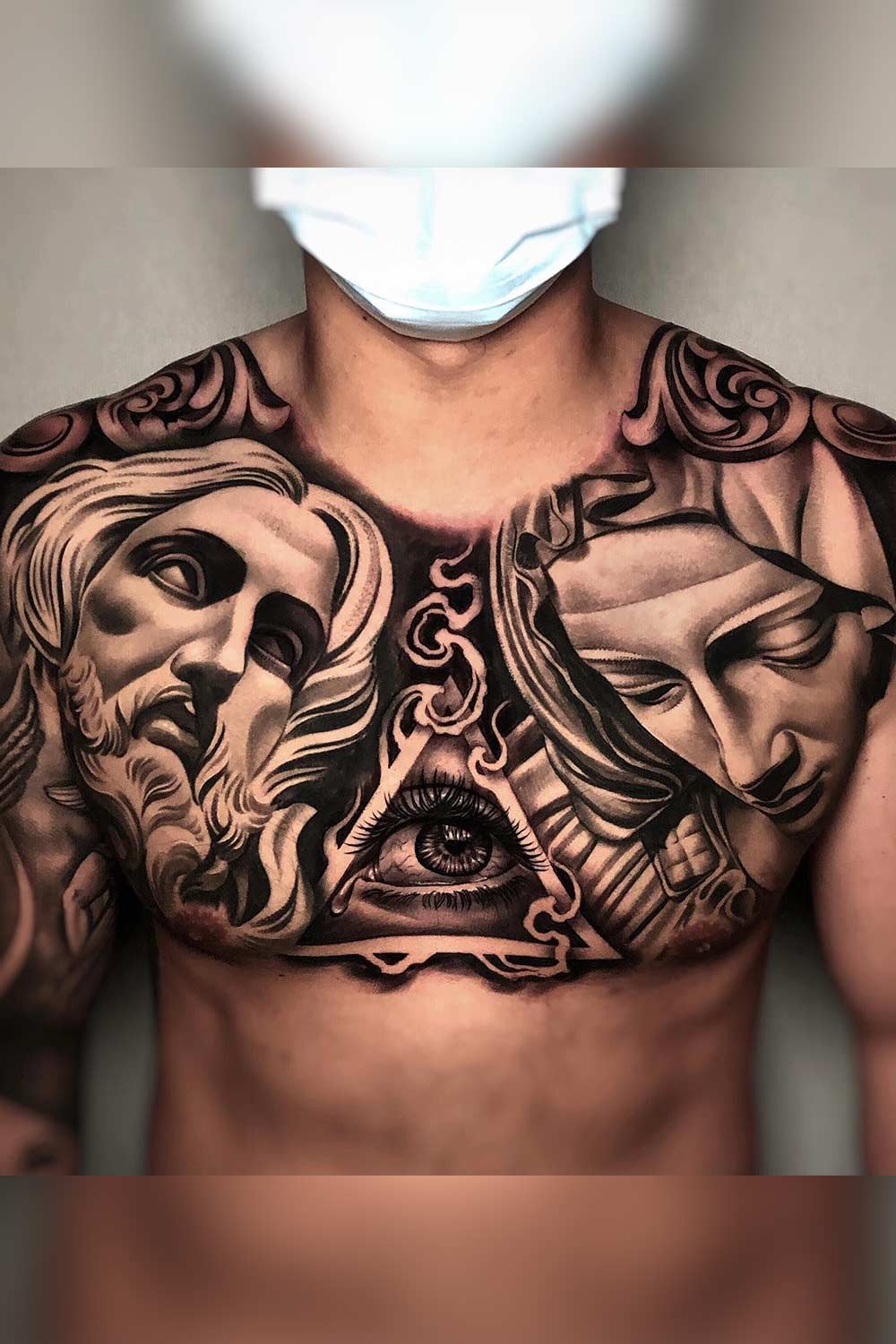 tatuaje masculino en el pecho 25