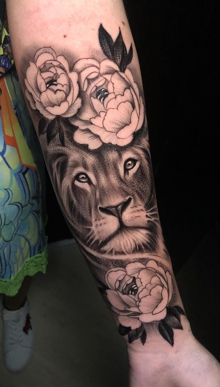tatuaje masculino leon 09