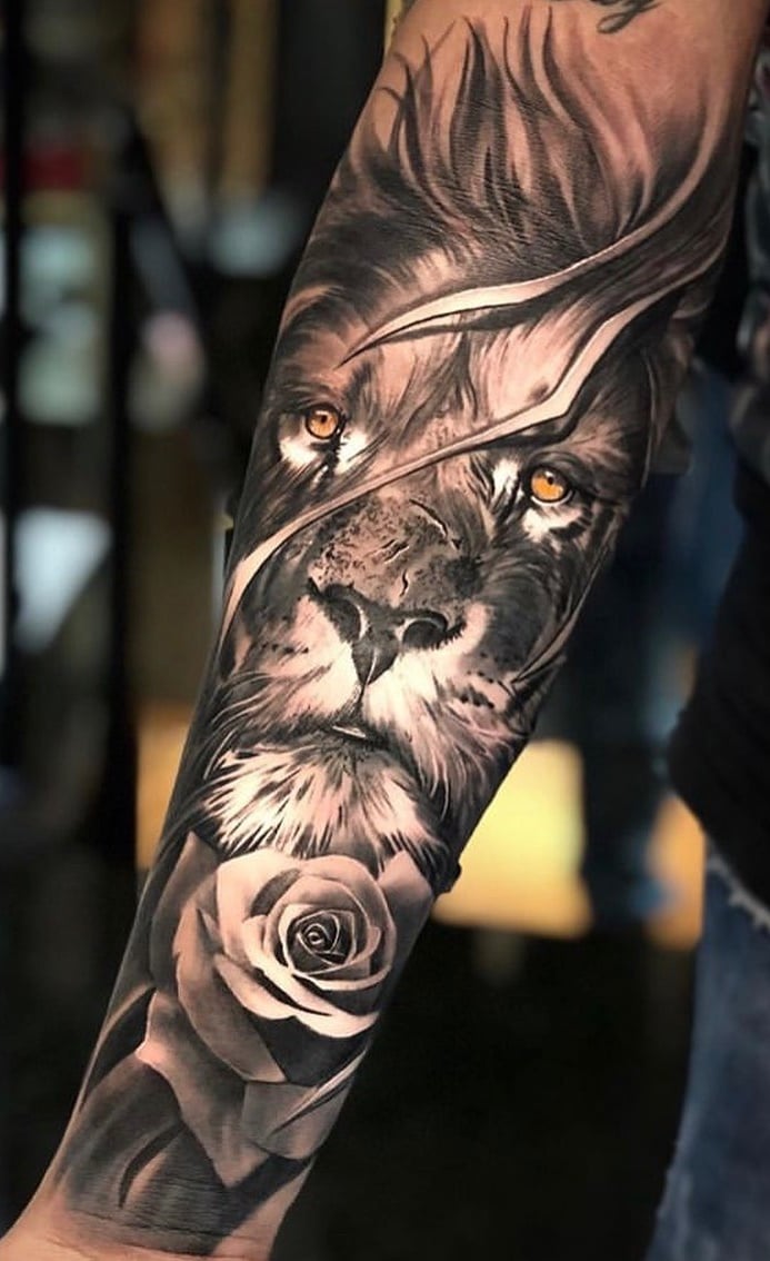 tatuaje masculino leon 112