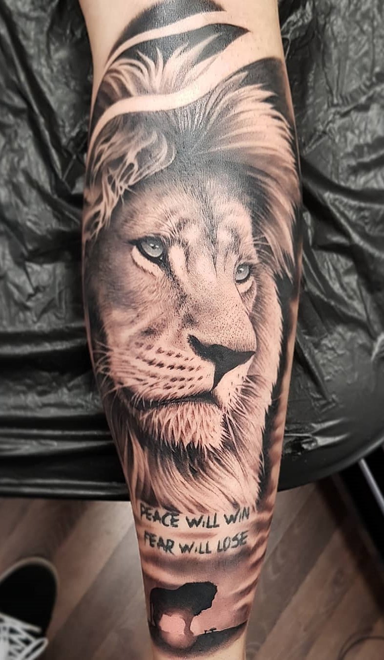 tatuaje masculino leon 132