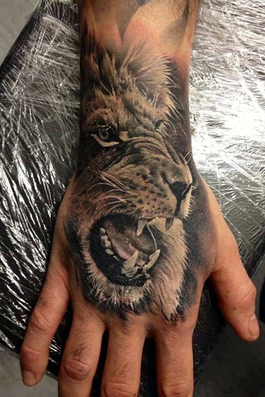 tatuaje masculino leon 135