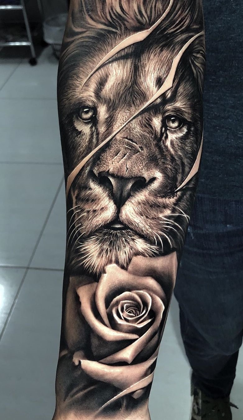 tatuaje masculino leon 138