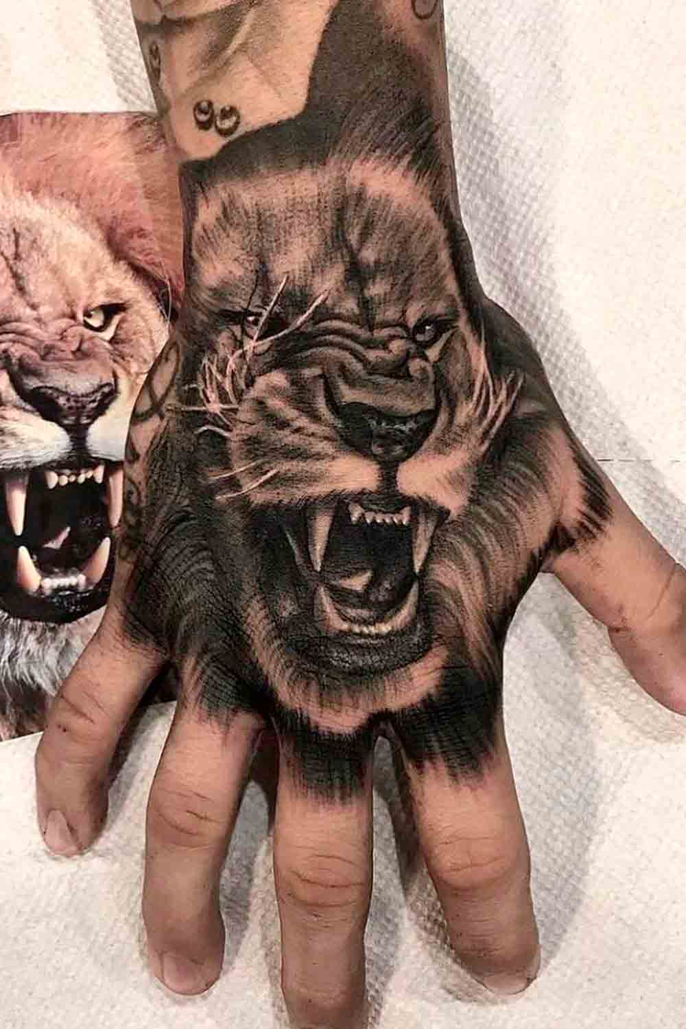 tatuaje masculino leon 153
