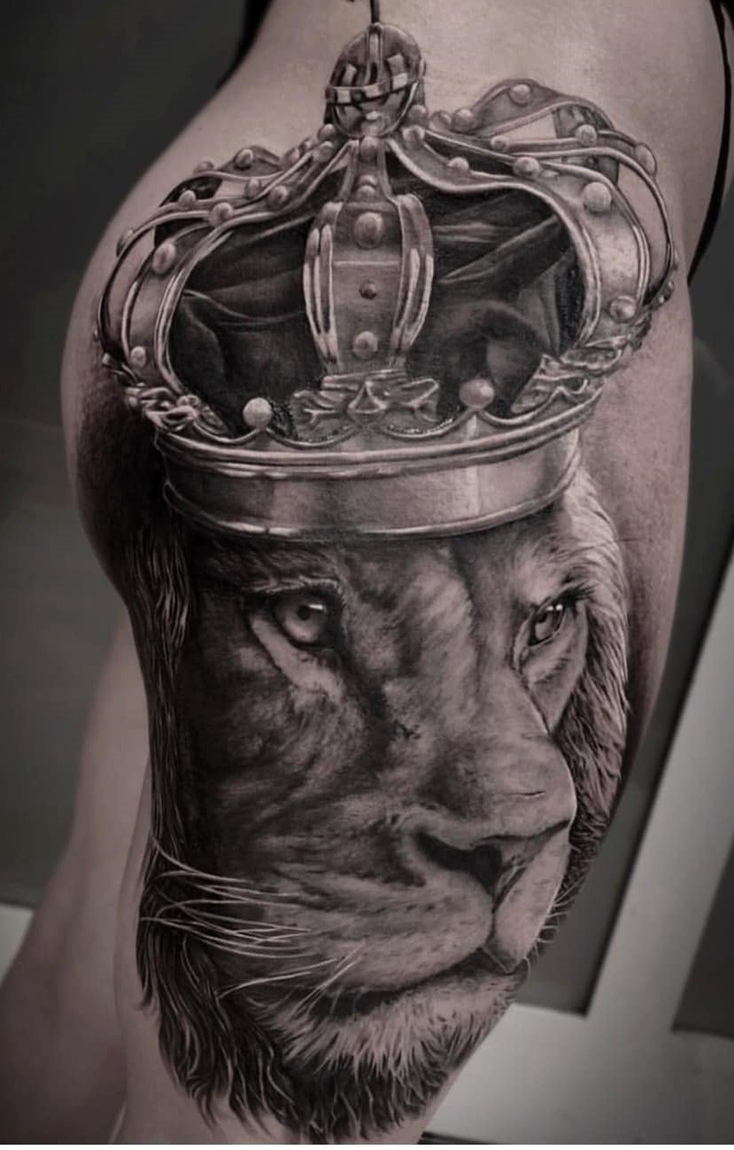 tatuaje masculino leon 164